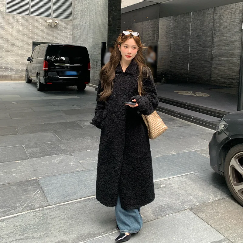 Casaco de temperamento de veludo de tosquia de ovelha, casaco de grama de pele de cordeiro integrado de pele, estilo médio longo feminino, outono/inverno 2025