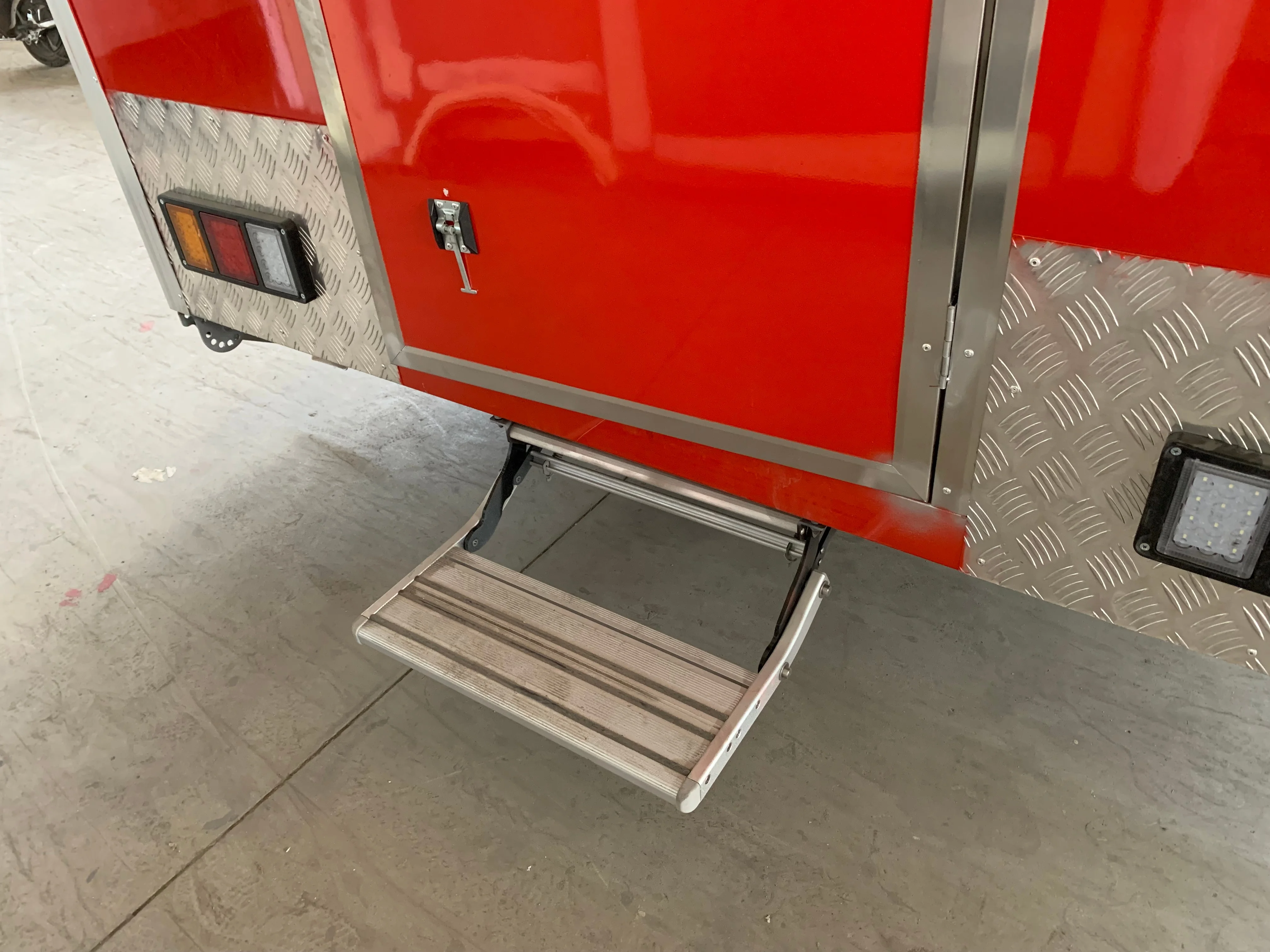 مقطورة طعام متنقلة قابلة للتخصيص بطول 16 قدمًا في الصين مصنوعة من معدات المطبخ الكاملة والوجبات الخفيفة وحاوية همبرغر والشواء ومطعم هوت دوج