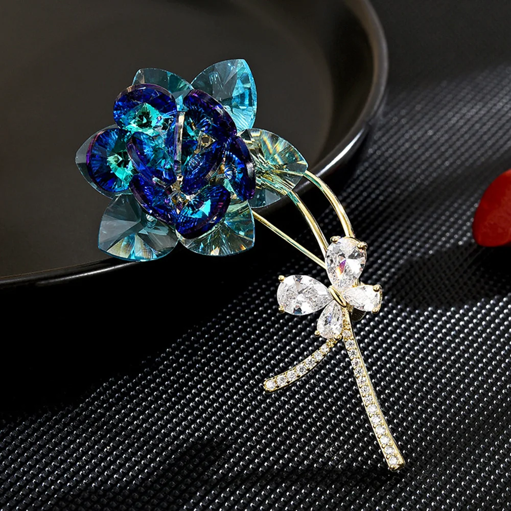 

Fashion Luxury Blue Crystal Zircon Flower Brooch Bouquet Water Diamond Pin Gift Decorating Accessories for Ladies and Girls