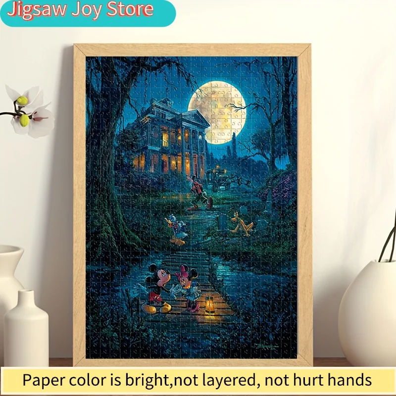 ปริศนา 1,000 ชิ้น ที่มีลวดลายการ์ตูนสัตว์ ธีมฮาโลวีน มิกกี้เมาส์ ดวงจันทร์ และปราสาท ปริศนาแบบแขวนผนังนี้คือ