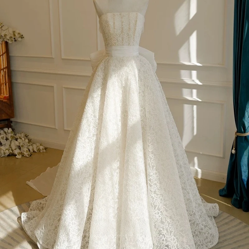 تخصيص الساتان الأبيض الكرة بثوب فساتين الزفاف الملكي الدانتيل ذيل طويل القوس الكبير صنع رداء دي