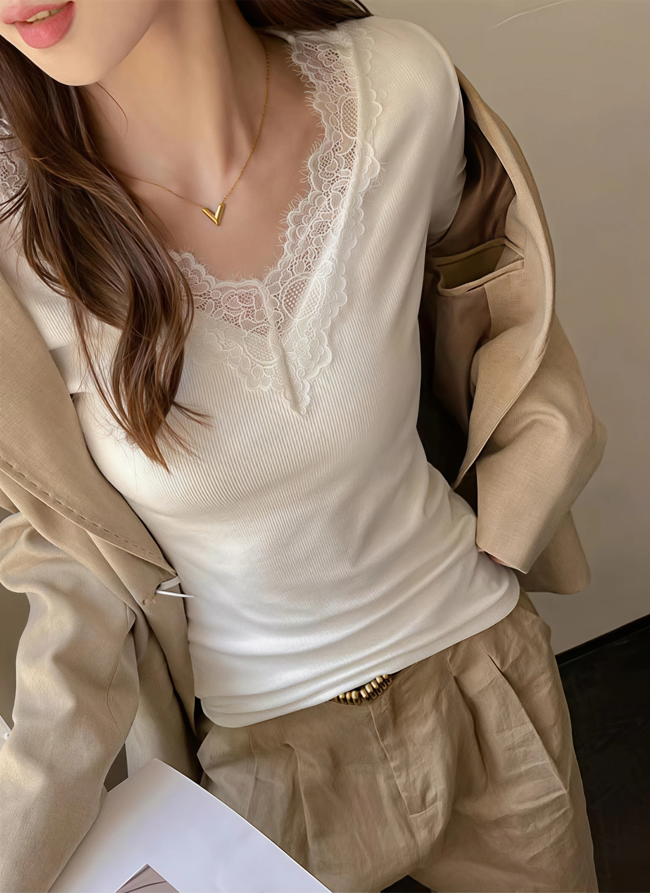 Elegantes Damen-Basic-Layering-Oberteil, Spitzen-V-Ausschnitt, Langarm-Shirt, gerippter Strick, schmale Passform, Spitzenbesatz an den Manschetten, weiche, lässige Alltagsbluse. – Detail 3
