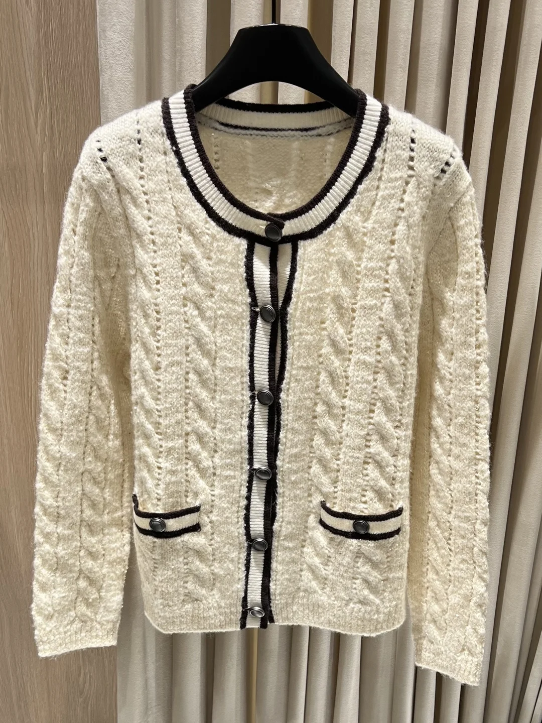 Women's knit cardigan: a natural blend of classic collegiate style and an accessible-luxury feel.NO.39