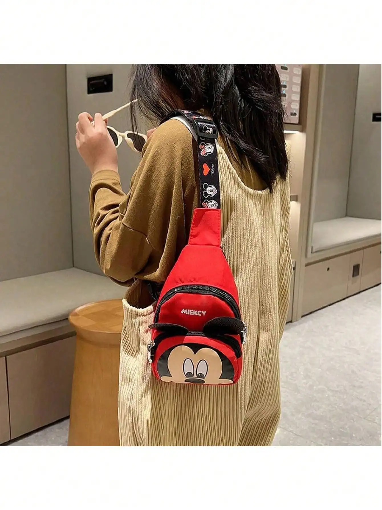 

Disney 2025 Новая модная сумка через плечо с изображением Микки-куклы, мультяшная сумка через плечо для мальчиков и девочек, милая плюшевая сумка через плечо для девочек