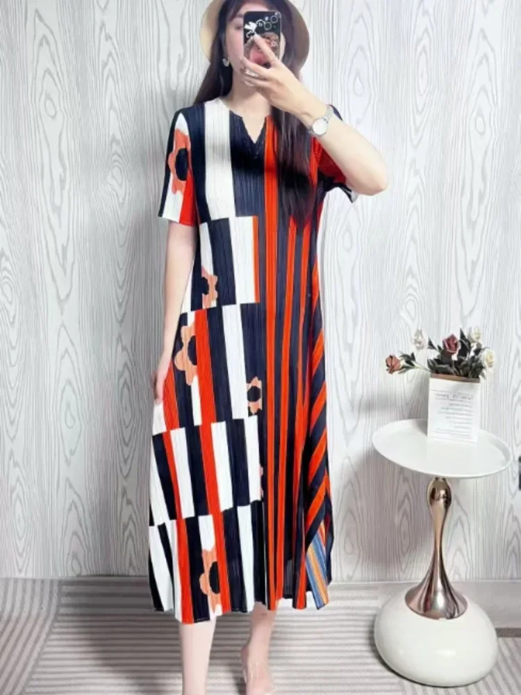 

Miyake Pleated Skirt for Women 2024 Summer New Fashion Printed High-end Casual Short-sleeved V Neck Pleated Mid-length Dress