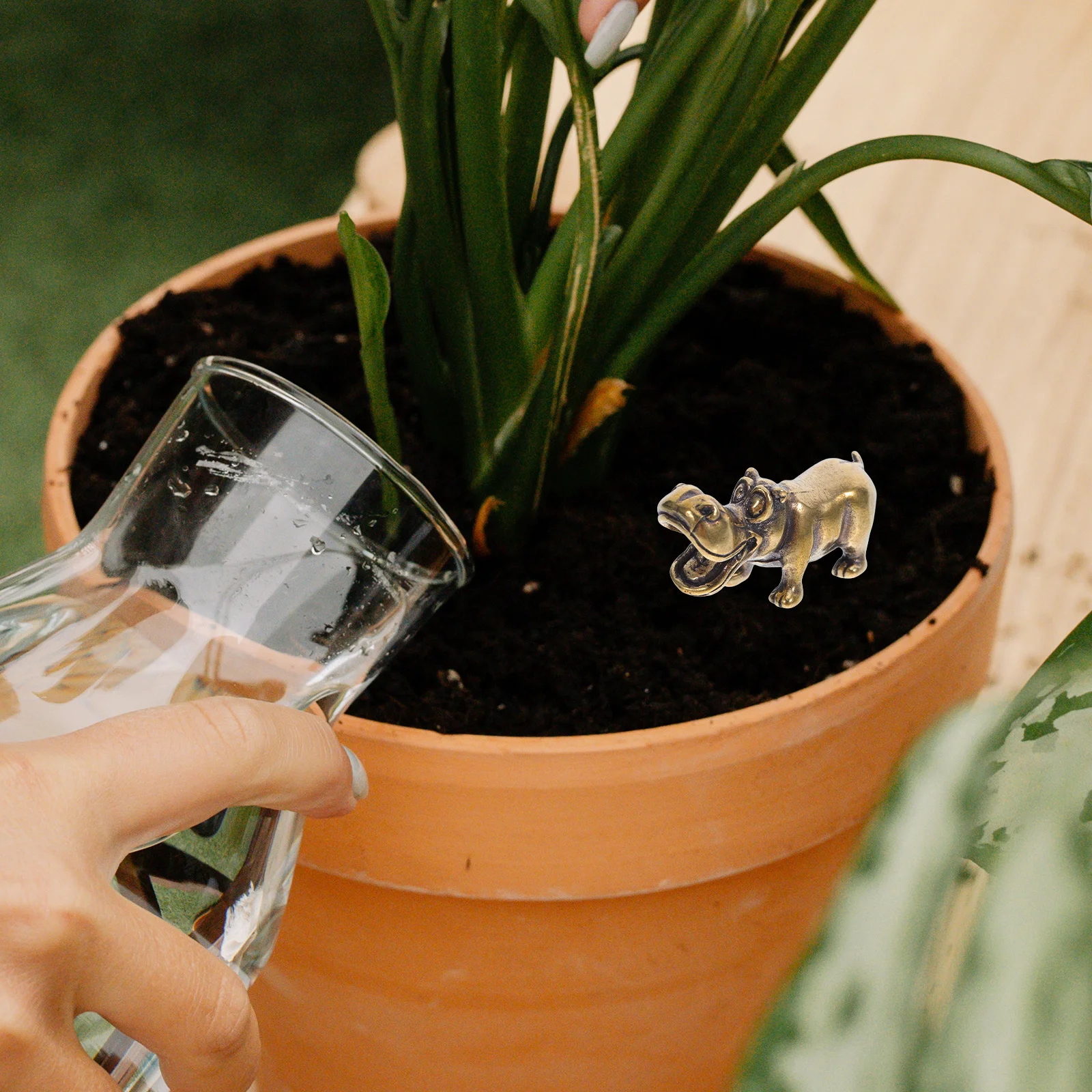 

Creative Brass Hippo Statue Miniature Metal Animal Ornament for Desktop Shelf Decor Exquisite Detail Indoor Vintage Style Decor