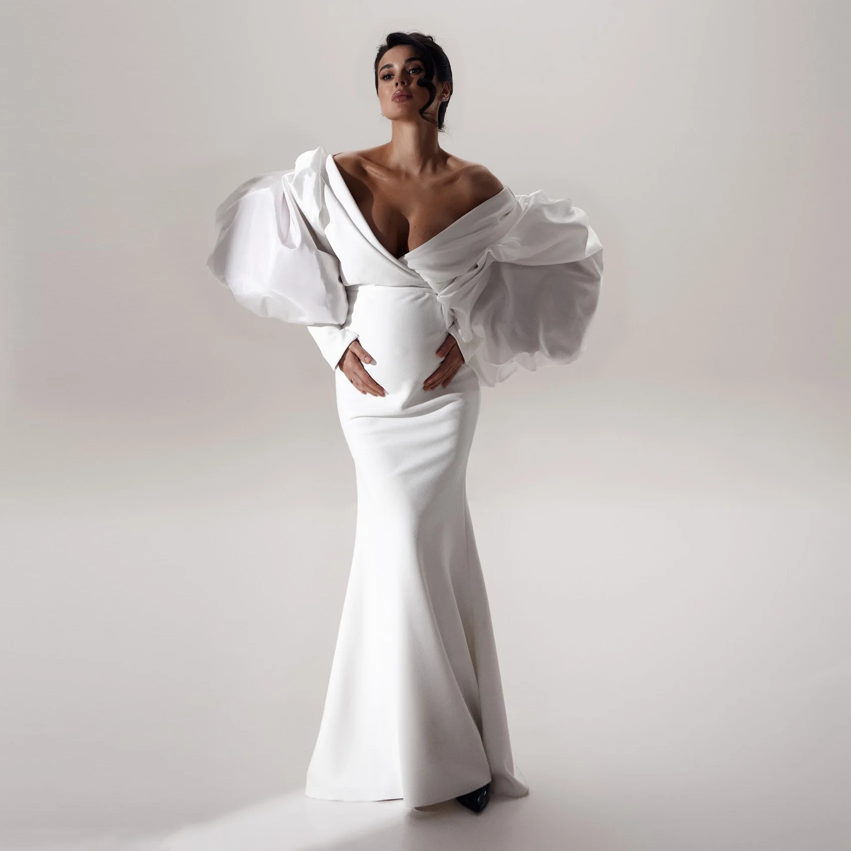 Robe de maternité sirène blanche élégante pour séance photo, épaules dénudées, manches bouffantes, e