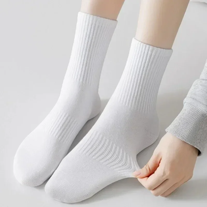 ผ้าฝ้ายกีฬาถุงเท้า Unisex นุ่มสบาย Breathable Casual ถุงเท้าสีดําสีขาวกลางหลอดสีทึบสําหรับผู้ชายผู้หญิงคลาสสิกถุงเท้า
