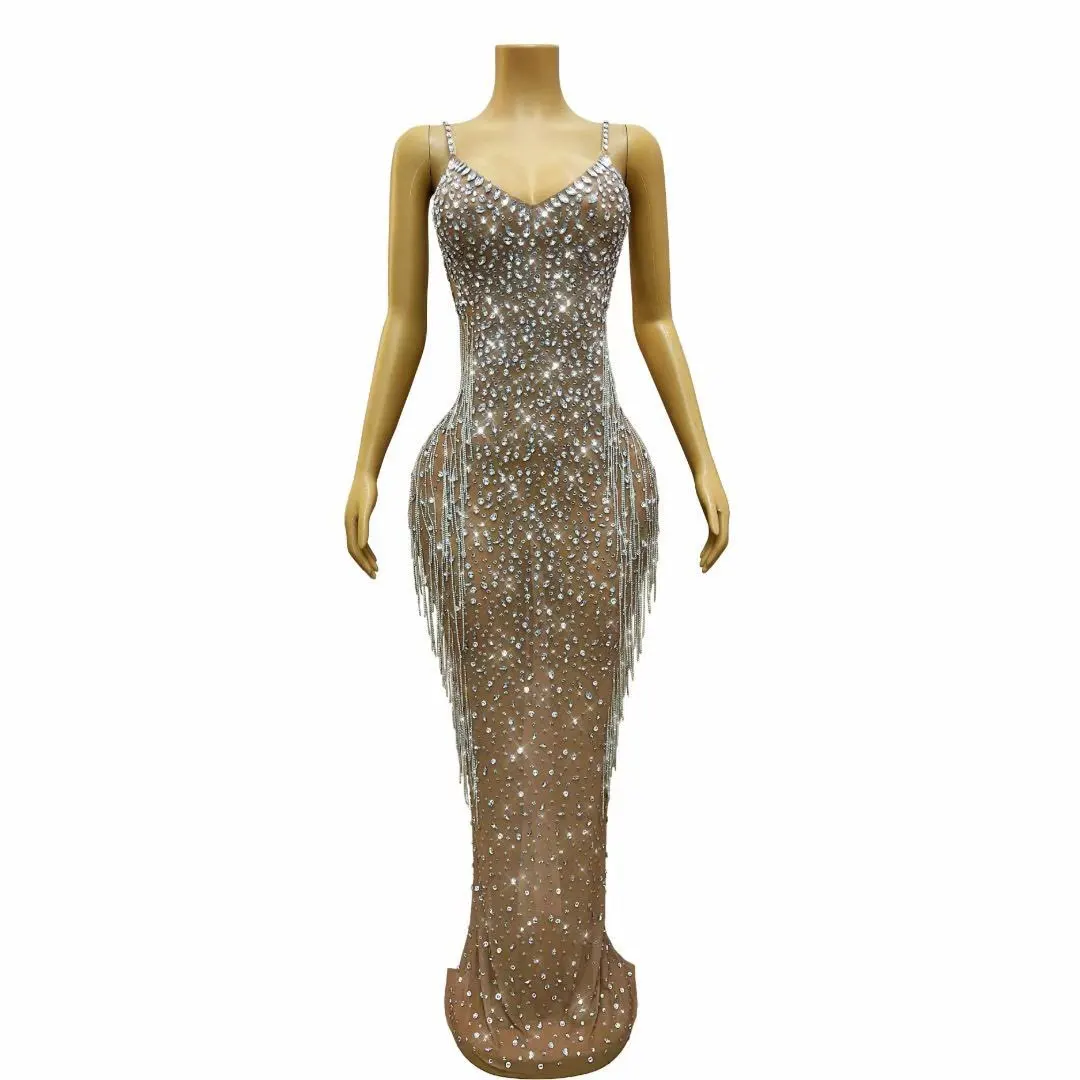 ชุดเดรสตาข่ายสีนู้ดประดับคริสตัลและโซ่แบบเซ็กซี่สำหรับผู้หญิง ใส่ไปงานปาร์ตี้ งานเฉลิมฉลอง งานราตรี ถ่ายภาพบนพรมแดง หรือการแสดงบนเวที