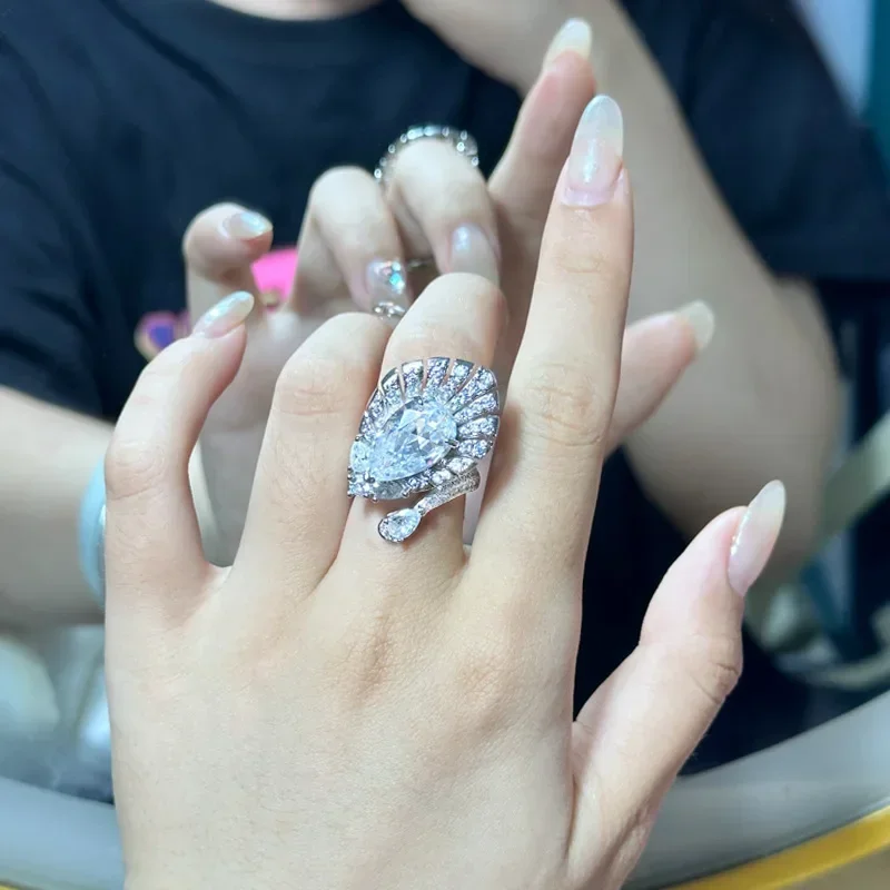 MDL Moissa! Counter de Hong Kong estilo itto, nuevo anillo con diseño de pluma de pavo real chapado en oro, apertura de 5 quilates, luz de lujo con vestidos de noche