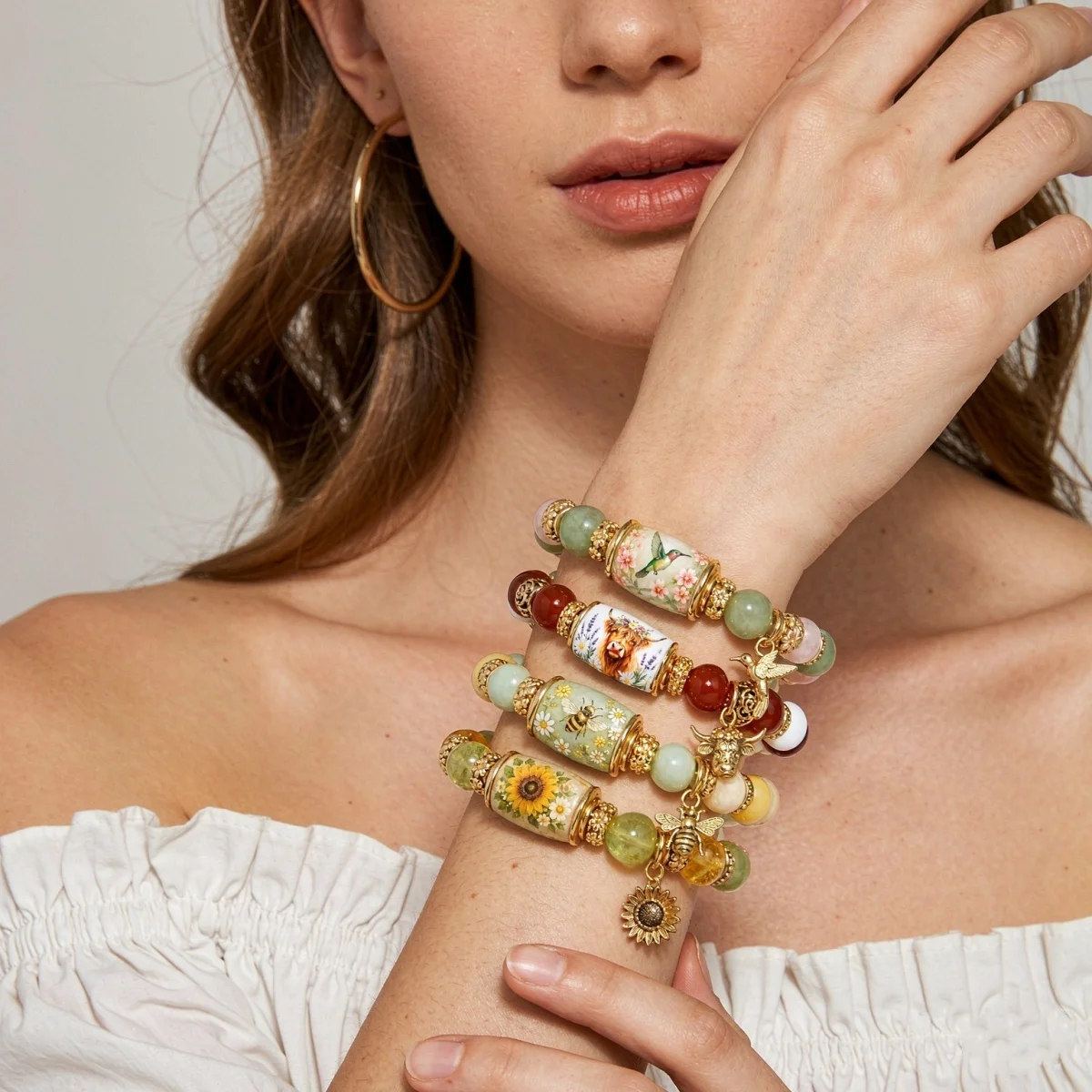 Zarte Armbänder im Frühlingsgarten-Stil mit Glasperlen für Damen und Herren, mit Charm-Anhängern wie Kolibri, Sonnenblume, Biene und Ochsenkopf, Heilschmuck. – Detail 8