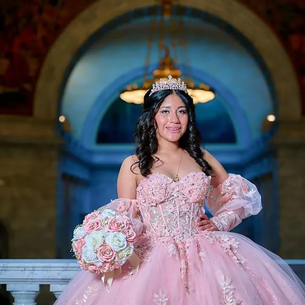 فستان Quinceanera الساحر باللون الأزرق السماوي قبالة الكتف مطرز بالخرز لأعياد الميلاد من فيستدوس دي نوفيا مزين بثوب التخرج بأربطة