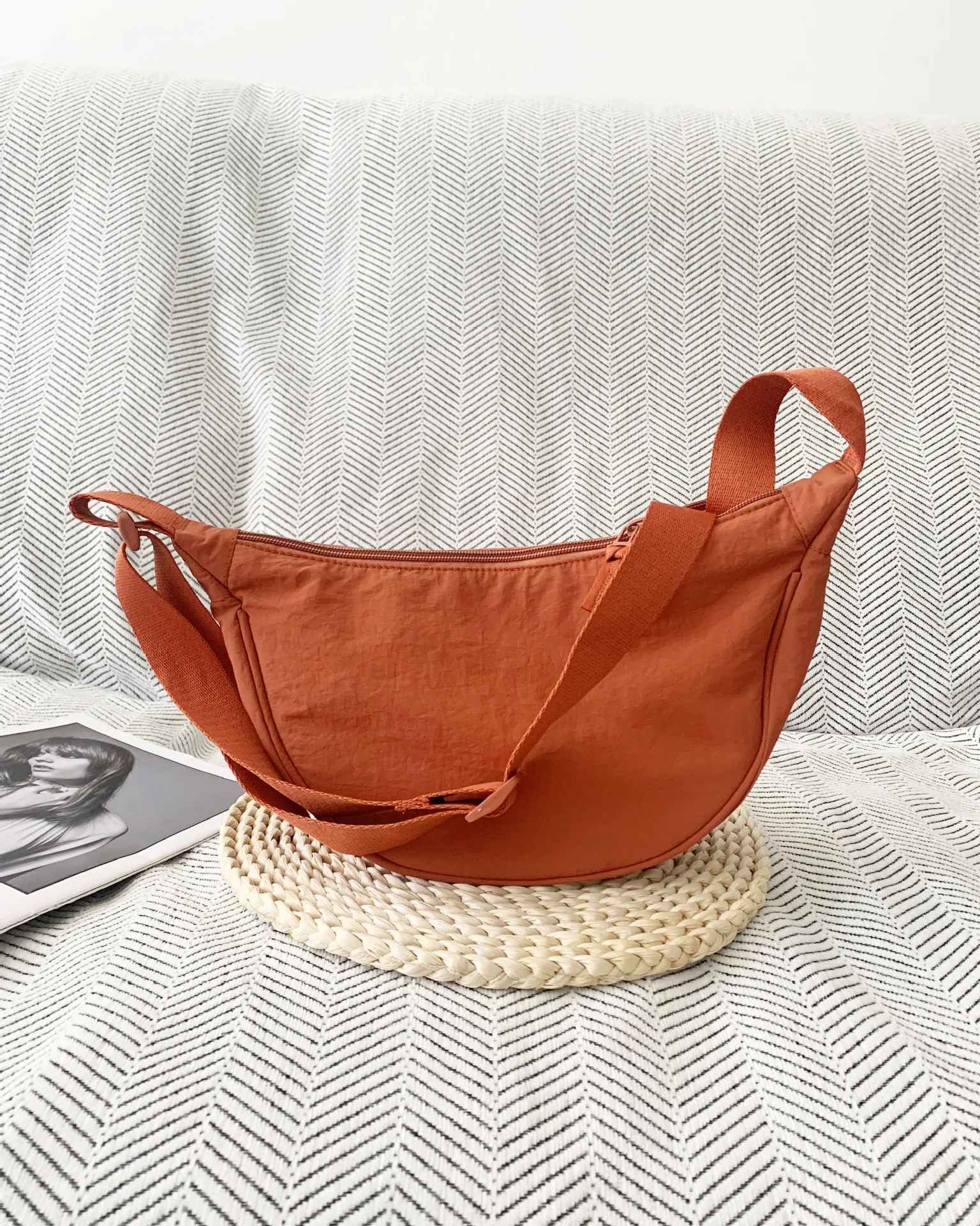 Leichte Nylon-Halbmond-Umhängetasche mit Verstellbarem Breitem Riemen, Schultertasche für Frauen, Tägliche Einkaufs- und Reisehandtasche – Detail 7