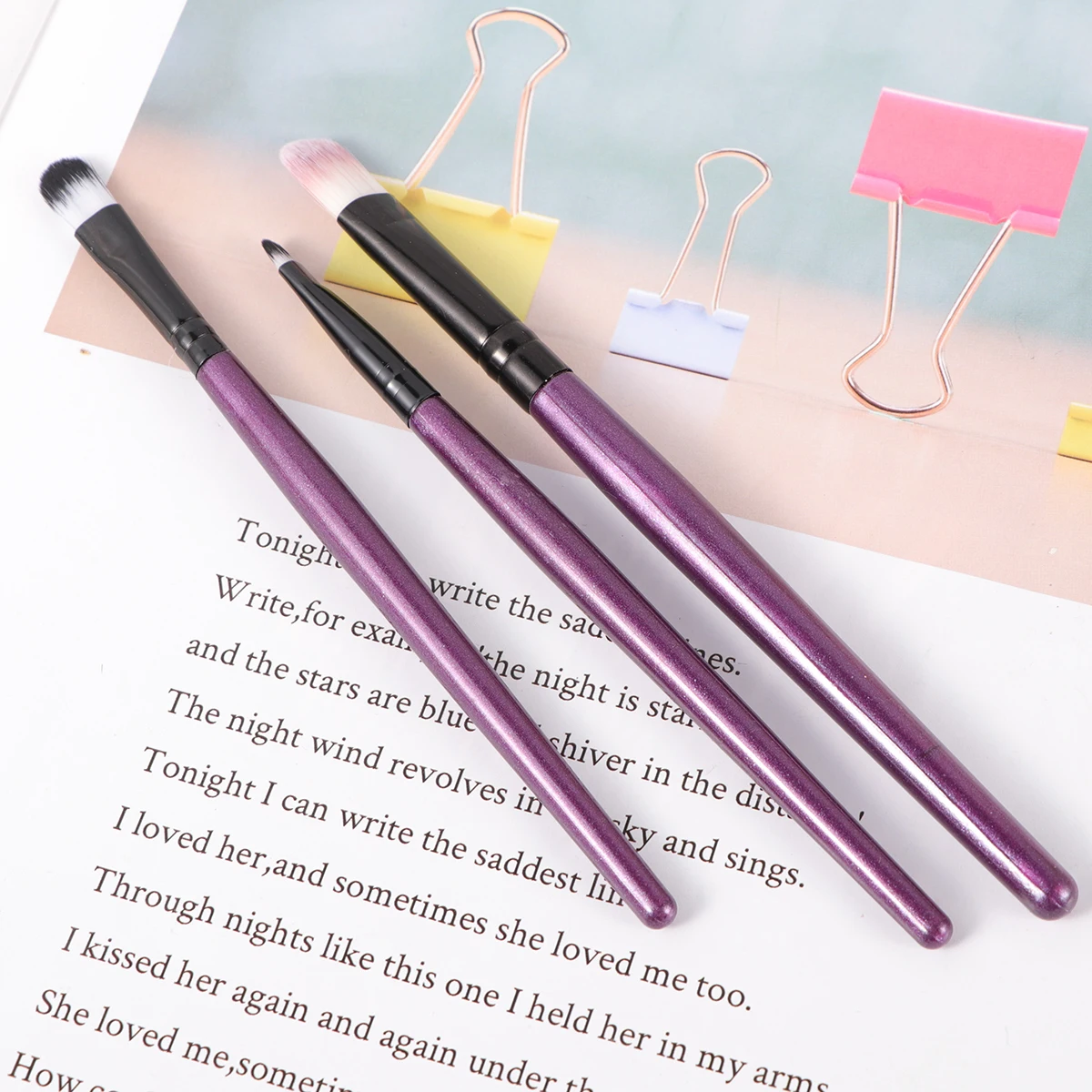 طقم فرش مكياج احترافي 12 قطعة بمقابض خشبية وشعيرات نايلون، فرشاة مكياج للبودرة والبلاش للاستخدام اليومي للنساء