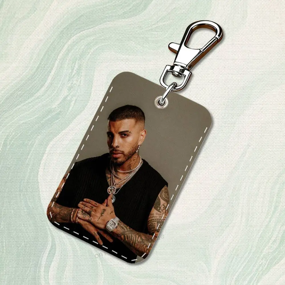 ซองใส่บัตรรูปทรงสี่เหลี่ยมผืนผ้าพร้อมพวงกุญแจหนัง รุ่น Singer R-Rauw A-Alejandro สำหรับใส่บัตรประจำตัว บัตรเข้าออก หรือใช้เป็นพวงกุญแจ