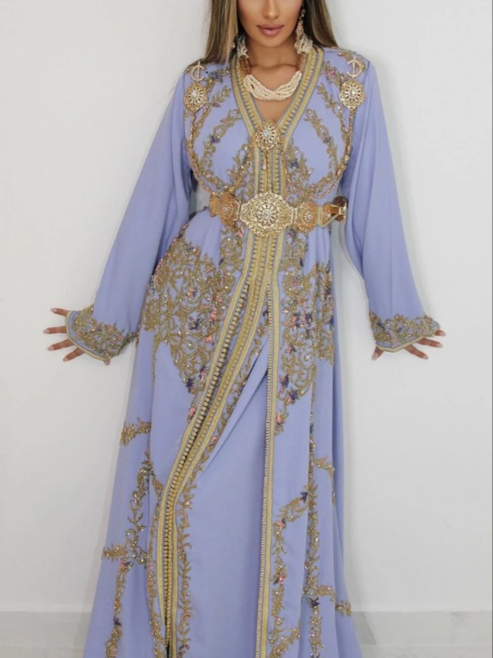 Robe de Soirée Marocaine à Manches sulfet Col en V, Caftan Personnalisé avec des Appliques de Perles, Longueur au Sol, Style Tokyo Shita