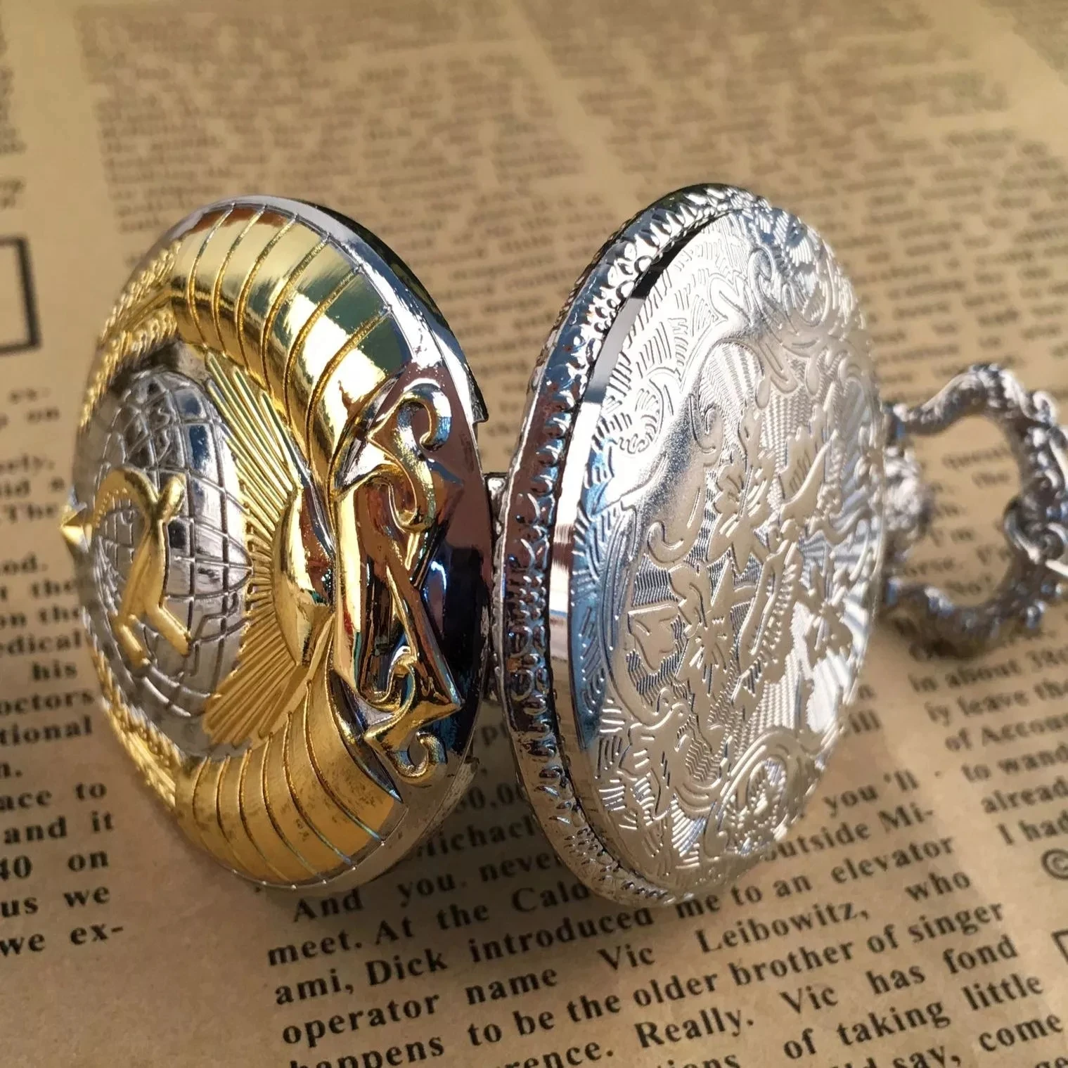 ساعة جيب كوارتز مطرقة ذهبية كلاسيكية ، شعار عتيق ، أرقام عربية ، قلادة ، ساعة بدلاية ، هدايا للطلاب