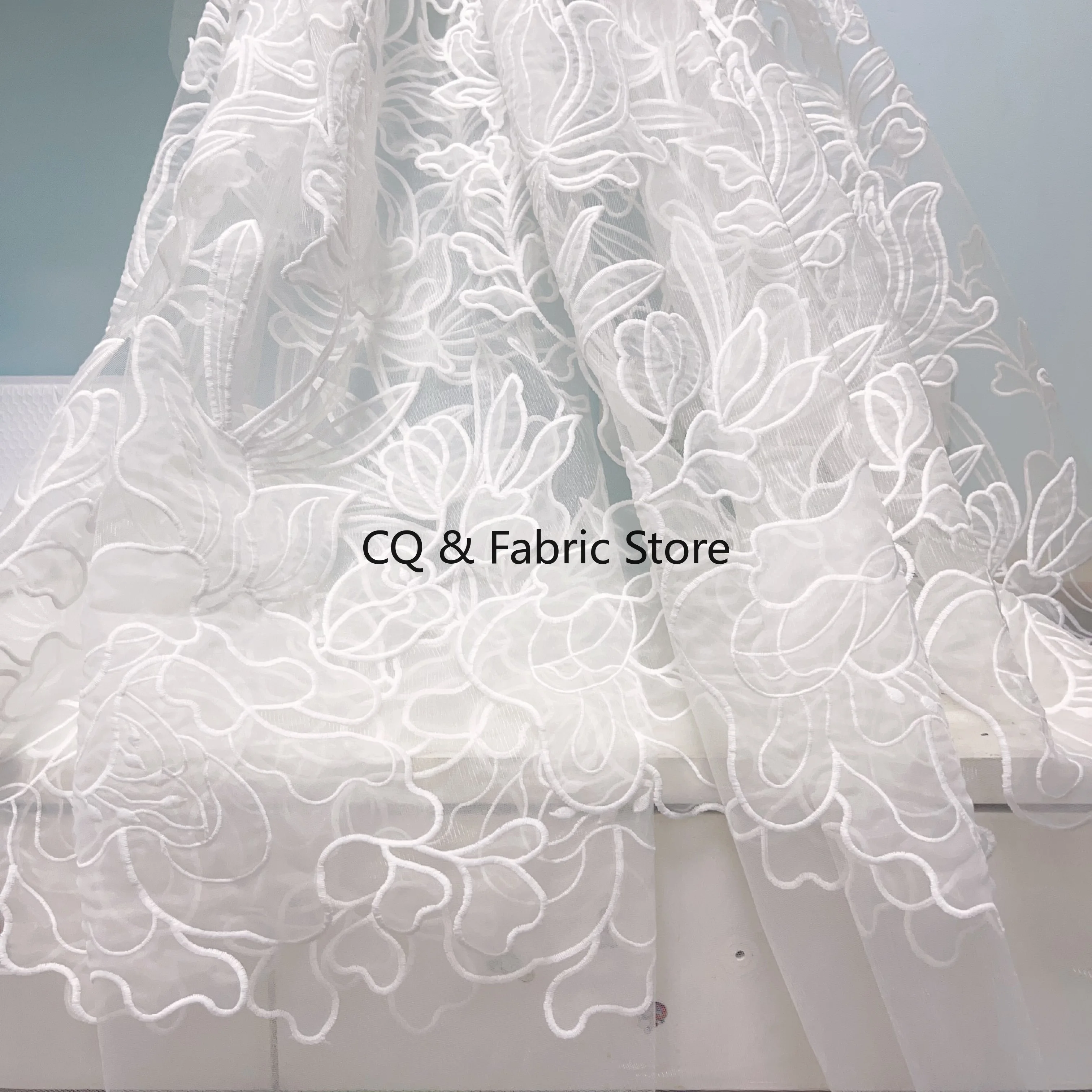 Hochwertiger Spitzen- und Netzstoff mit lasergeschnittener Organza-Blume für Hochzeitskleid und Abendkleid. Eleganter Braut-Spitzenstoff