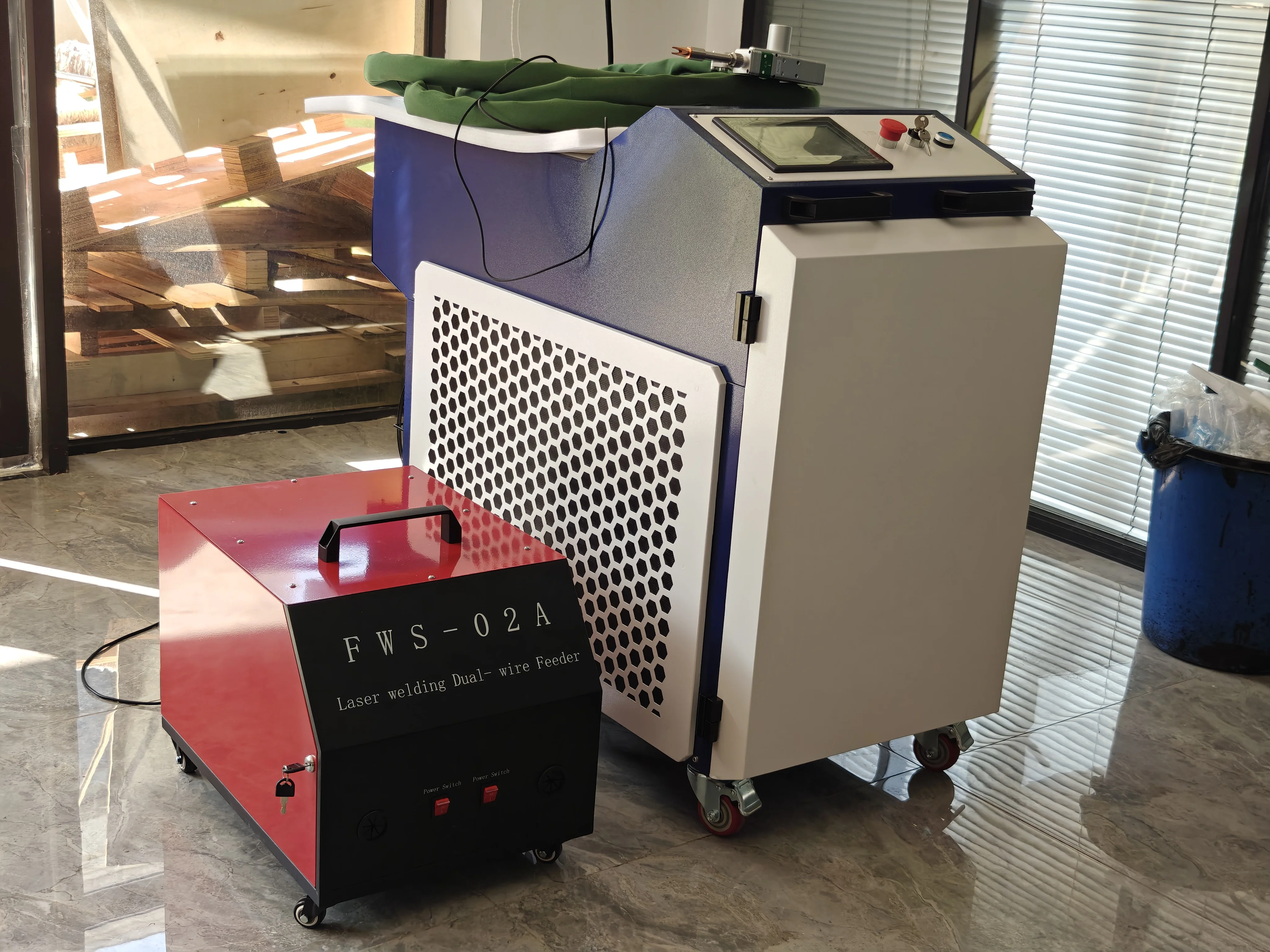 Raycus 2000W Handheld Fiber Laser Welder Portable Metal Welding Tool Light Weight Welding Machine for Factory Use