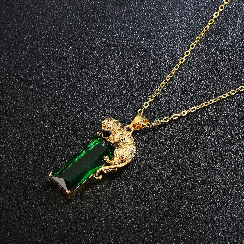 Fashionable and luxurious leopard print pendant necklace. Women's 18K gold plated with bright green crystal accessories. Party j