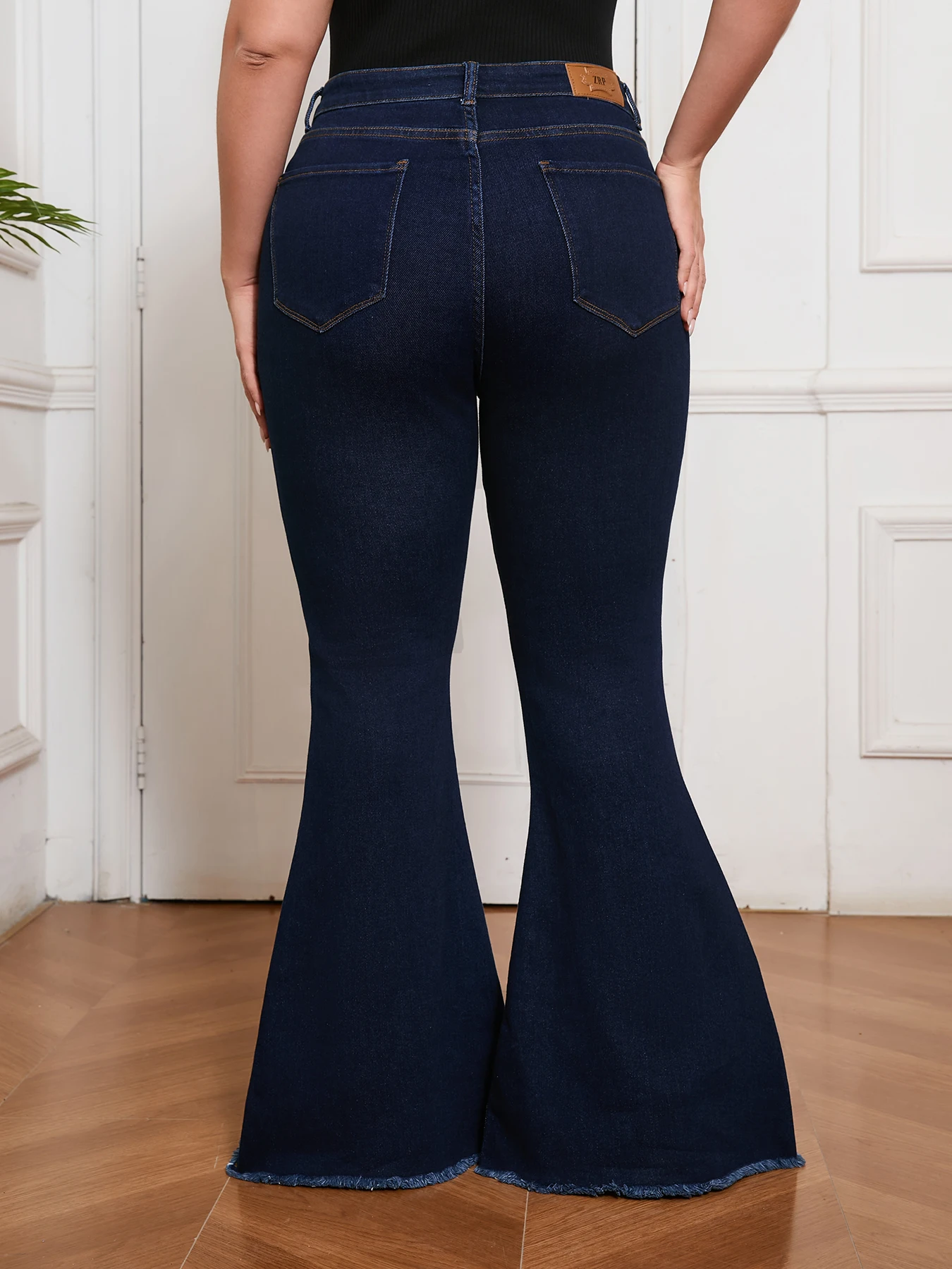 Jeans con fondo a campana taglie forti dalla vestibilità curvy Pantaloni in denim blu vintage con cintura snellente vestibilità lusinghiera elasticizzata per donna