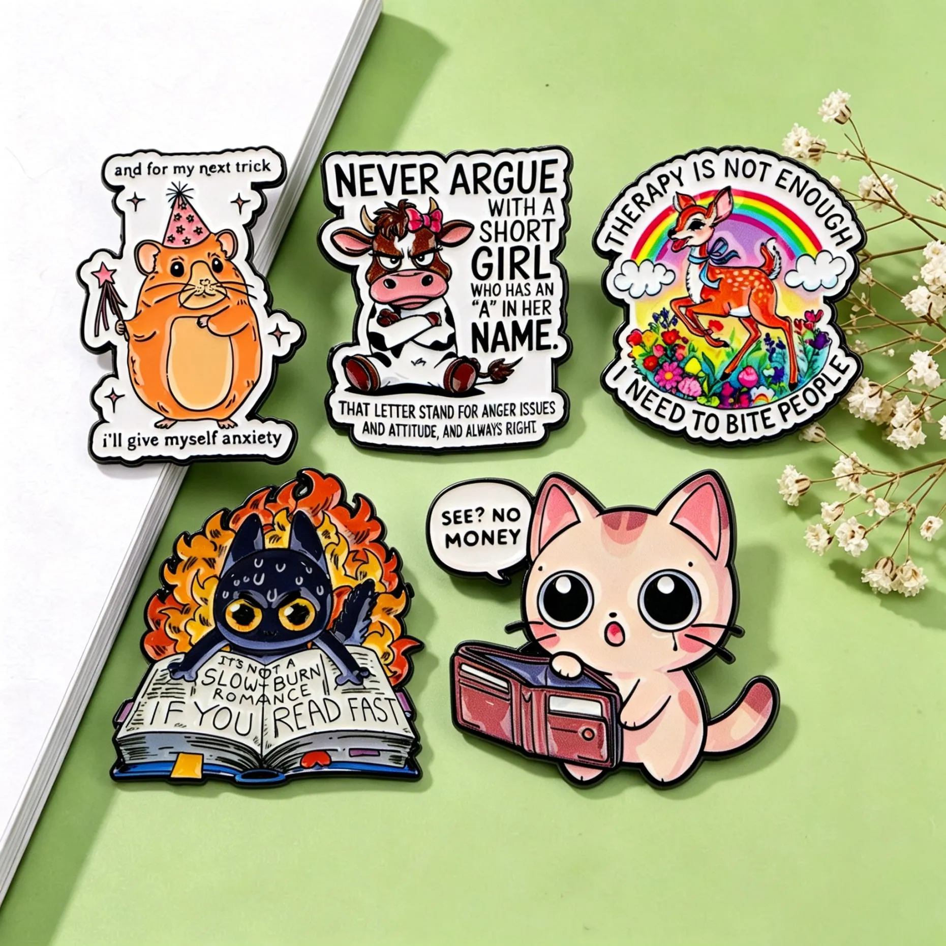 Anime Cosplay Nombre - Pins Esmaltados con Citas Sáticas de