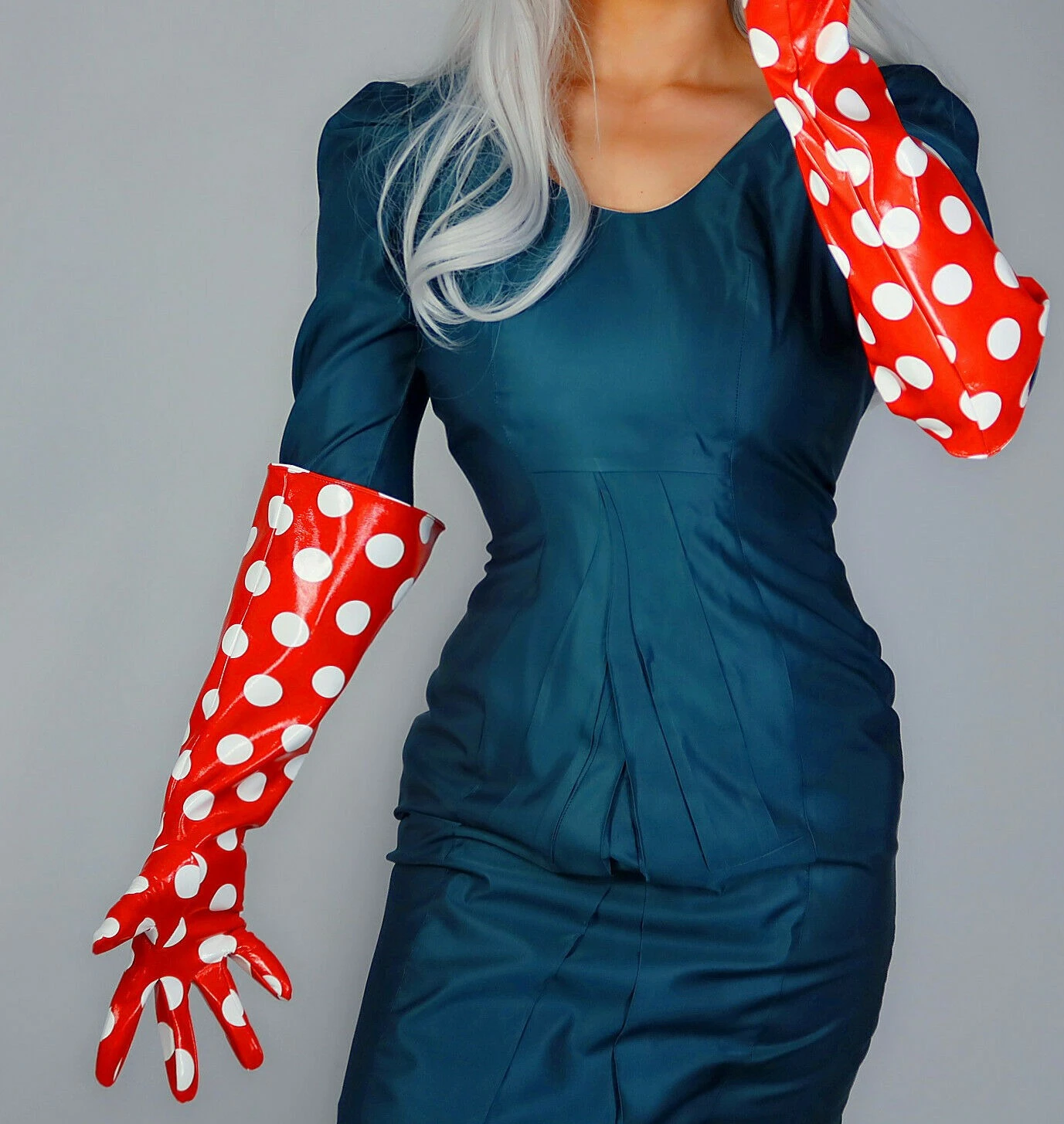 البولكا نقطة الأحمر اللاتكس قفازات طويلة للجنسين فو تألق براءات الاختراع والجلود 20 "50 سنتيمتر واسعة نفخة الأكمام تأثيري مساء زي الموضة