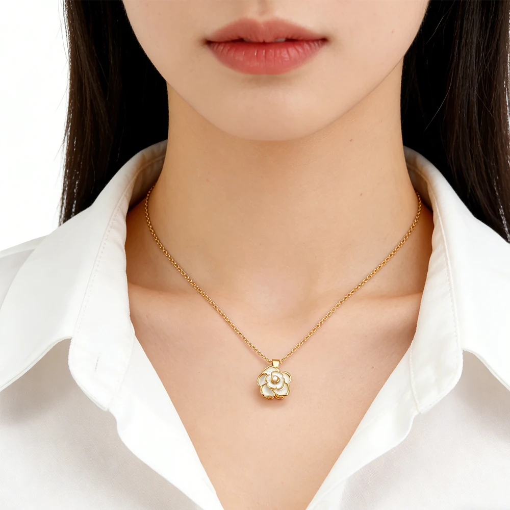 Vibrant White Floral Pendant Necklace For Women Silver Chain For Mom Casual Outings Sweet Sentimental Mother's Day Gift Jewelry