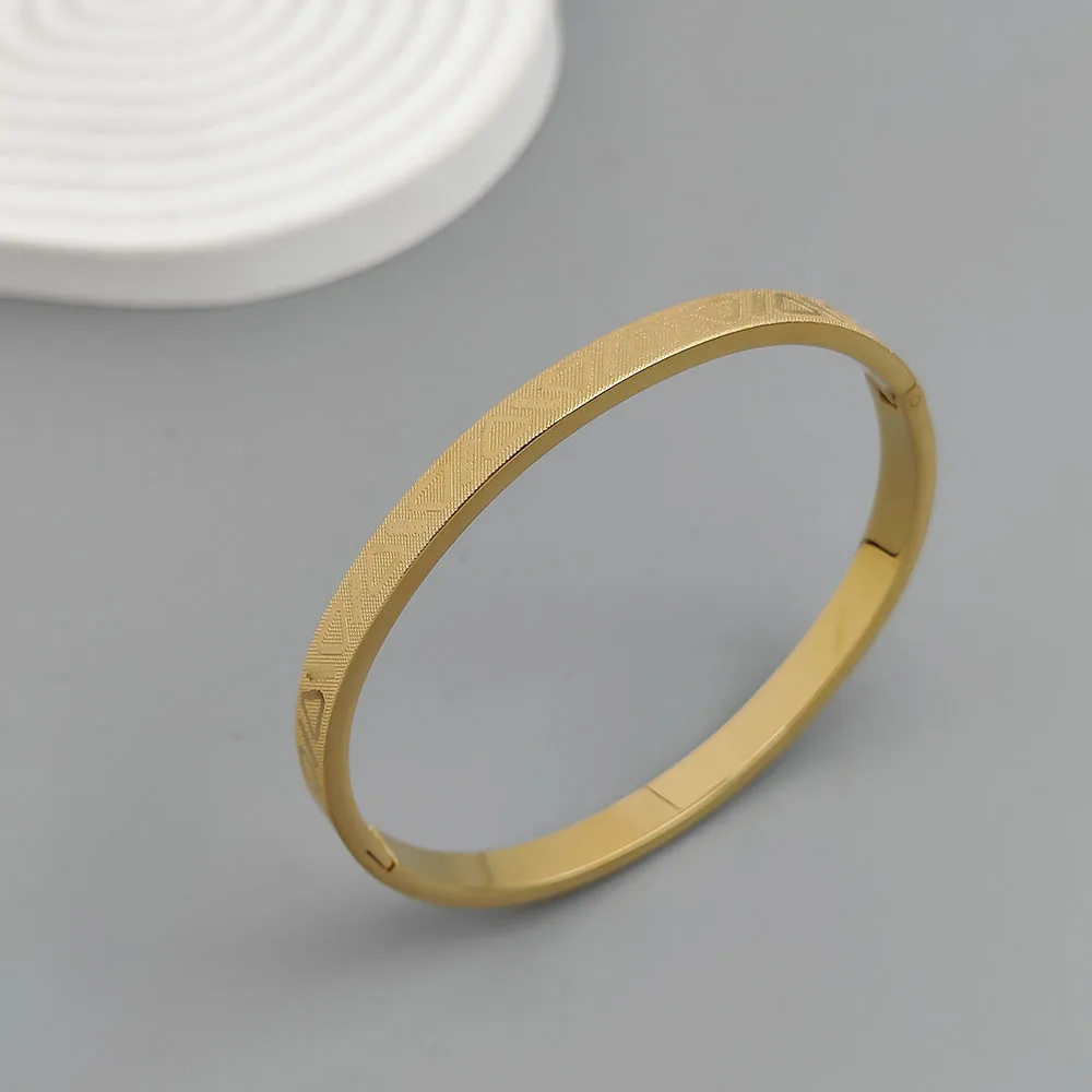 

Charming triangle pattern gold-plated stainless steel women's bracelet, waterproof and rust-free bracelet, worn by couples