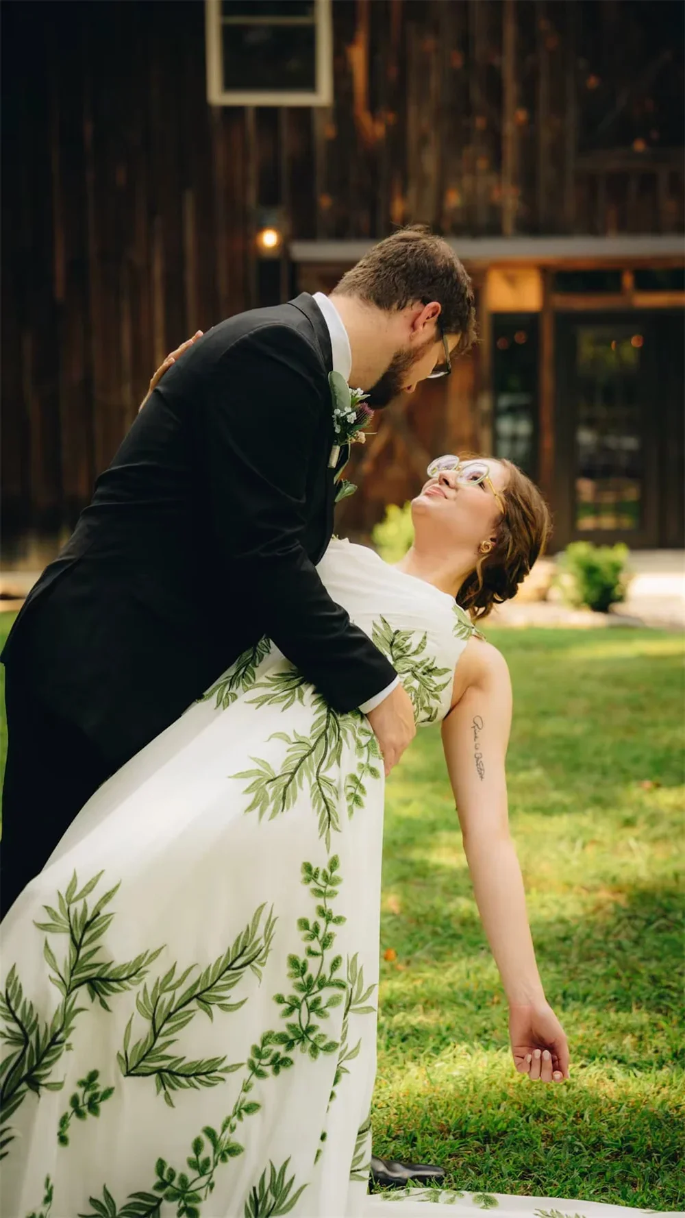 Abito da sposa Forest Sytle con applicazioni in pizzo ricamato a foglia verde Abiti da sposa a-line con strascico lungo Abiti da sposa personalizzati