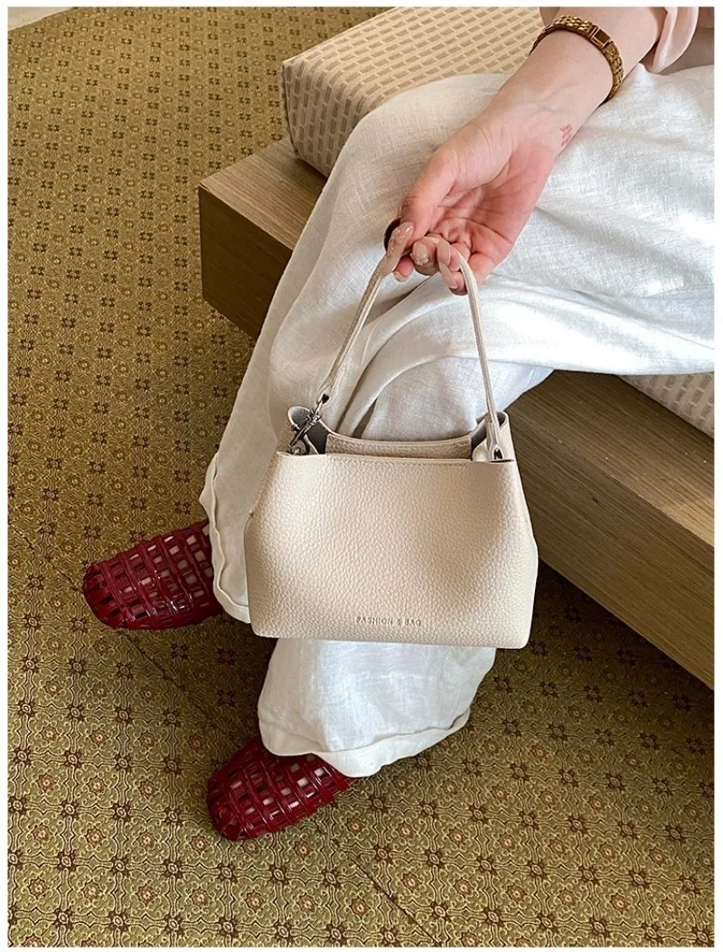 CEEKAY Minimalistische Mini-Eimertasche aus genarbtem, lederähnlichem Leder mit Aufdruck, leicht und tragbar, als Umhängetasche oder Schultertasche für Kaffeebraun – Detail 7