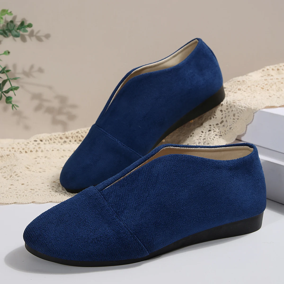 Plus-Size-Damen-Slipper aus Wildleder, V-Ausschnitt, runde Zehen, weich und bequem, lässig, für den täglichen Gebrauch, zum Spazierengehen, in verschiedenen Farben erhältlich. – Detail 8