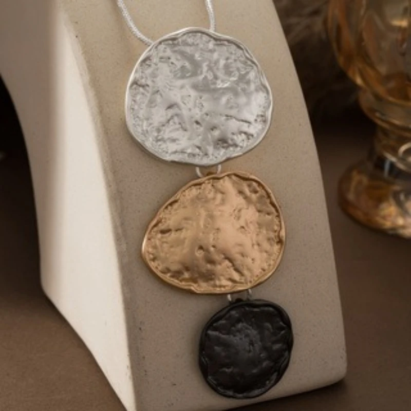 1-piece Three Color Irregular Circular Pendant Necklace, Elegant and Stylish for Women, Suitable for Daily Jewelry and Gifts