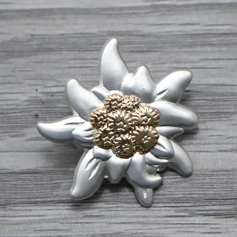 1Pc Edelweiss Cap Emblem Leaf Badge Mountain Edelweiss Badge Brooch Miliraty Fan Gift Decoration Crafts - view 6
