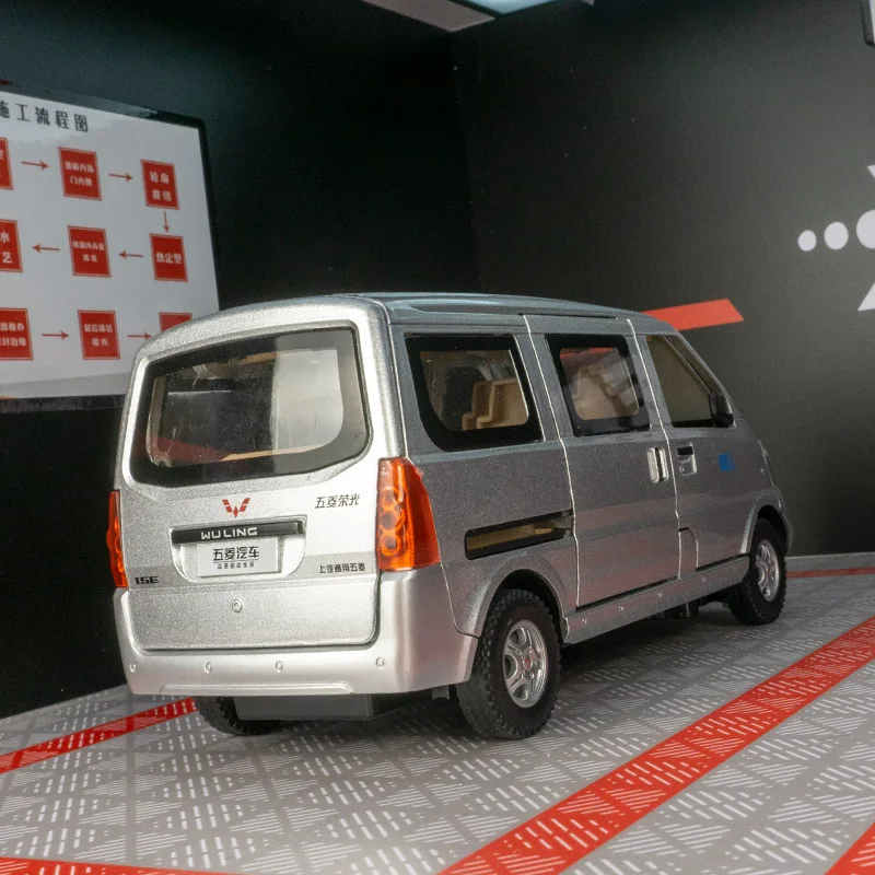 

1: 24 alloy commercial vehicle model car ornaments pull back acousto-optic toy car door hood trunk can be opened