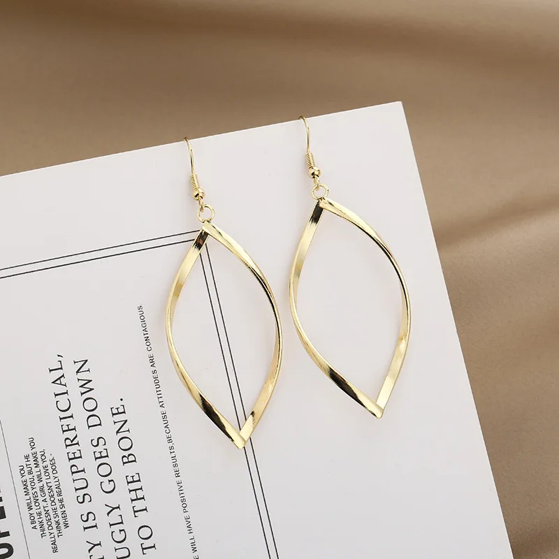 Twisted Wave Rhombus Hook Earrings for Women Gold Color Metal Wraped Geometry Pendants Hyperbole Long Hanging Earrings brincos