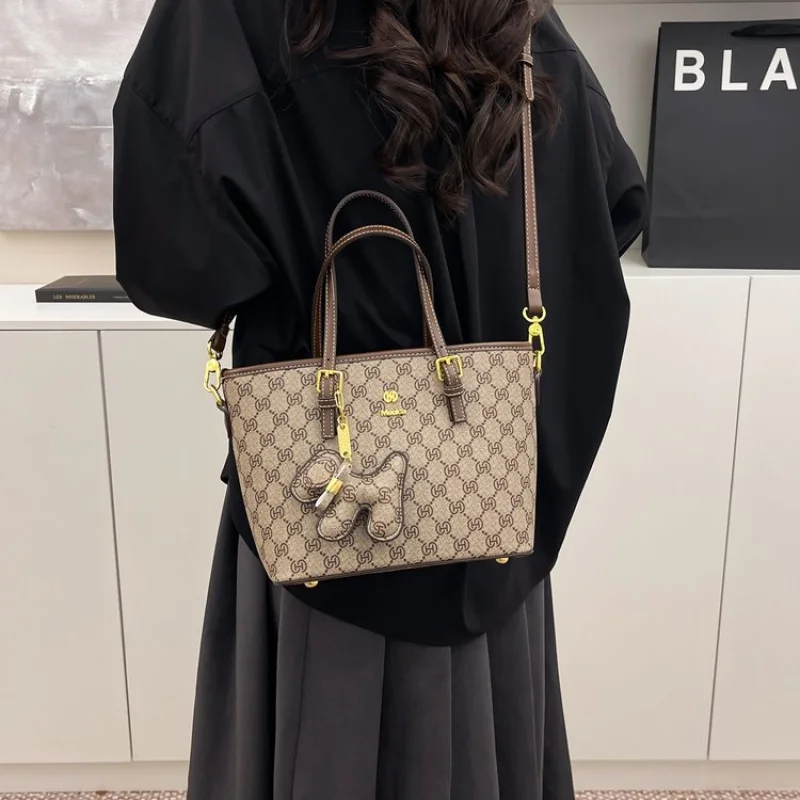 

High-End Messenger Bag For Women With Trendy Letter Logo And Leather Finish Perfect For Casual Outfits