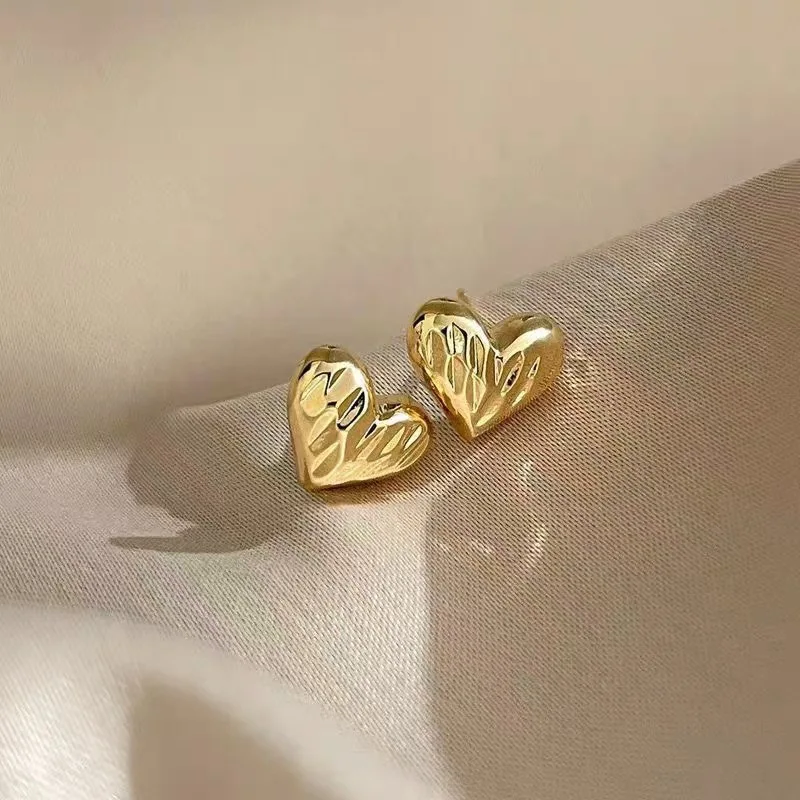 Gold Textured Heart Stud Earrings for Women Hammered Metal Heart Shape Ear Studs Minimalist Daily Party Fashion Jewelry