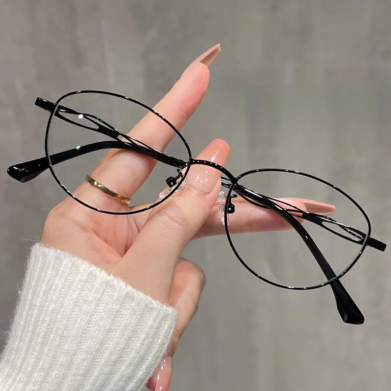 Elliptical-shaped minimalist metal eyeglass frame for ladies, with elegant style and anti-blue light function.