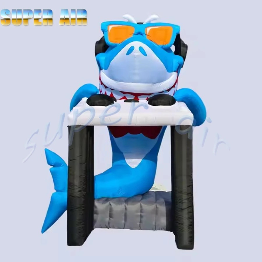 prawdziwie uroczy gigantyczny model zwierzęcia uśmiech nadmuchiwany rekin gra na fortepianie i okulary przeciwsłoneczne do dekoracji