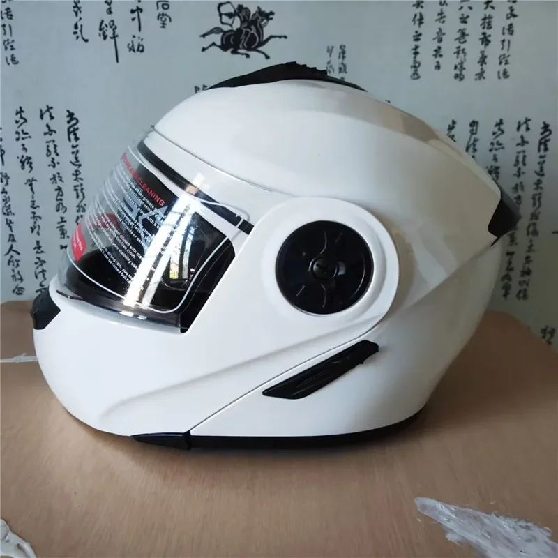 内蔵サンバイザー付き、安全性を高めたダブルレンズ、フルフェイスレーシングヘルメット。
