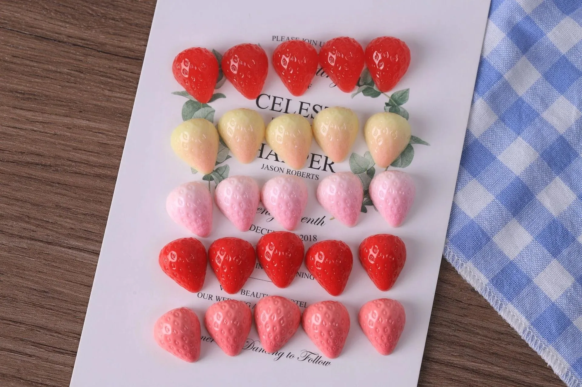 10 Stück Simulierte Miniatur-Erdbeeren aus Harz, Handgefertigte 3D-Erdbeer-Dekofiguren – Detail 3
