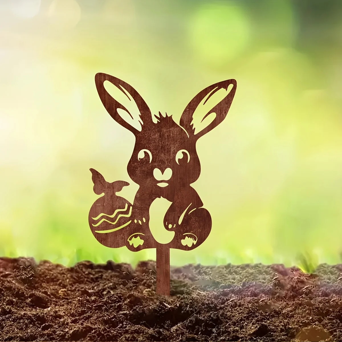 Bonito diseño de conejito de metal con detalles de huevo de Pascua y cola de pez, perfecto para patios, jardines y decoraciones de césped al aire libre.