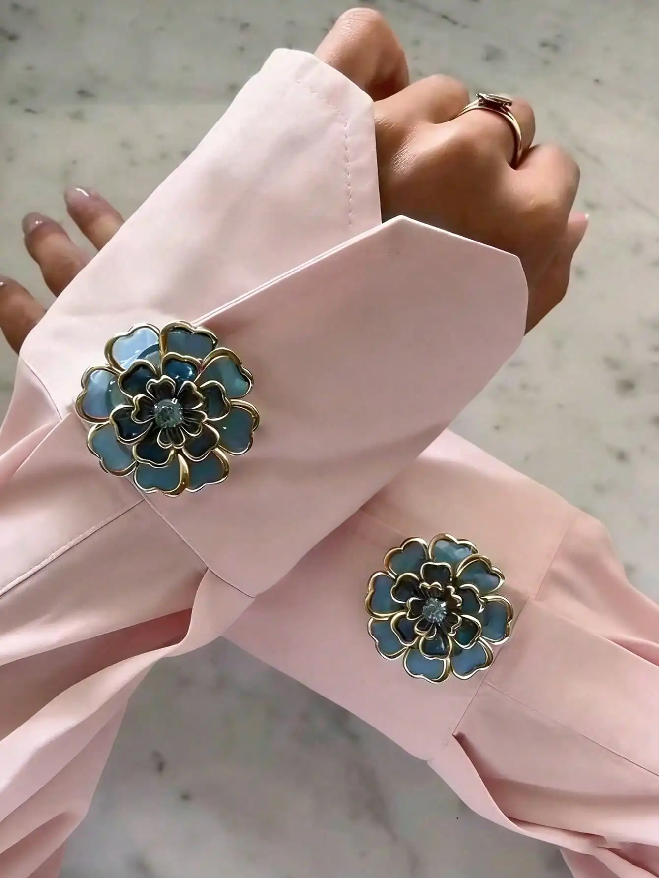 

This Floral Cufflink Exudes A Fashionable And Exquisite Aura. Shirt Buttons Are A Luxurious Accessory For Ladies' Gatherings, A Perfect Gift For Women, And An Ideal Choice For Daily And Holiday Parties.