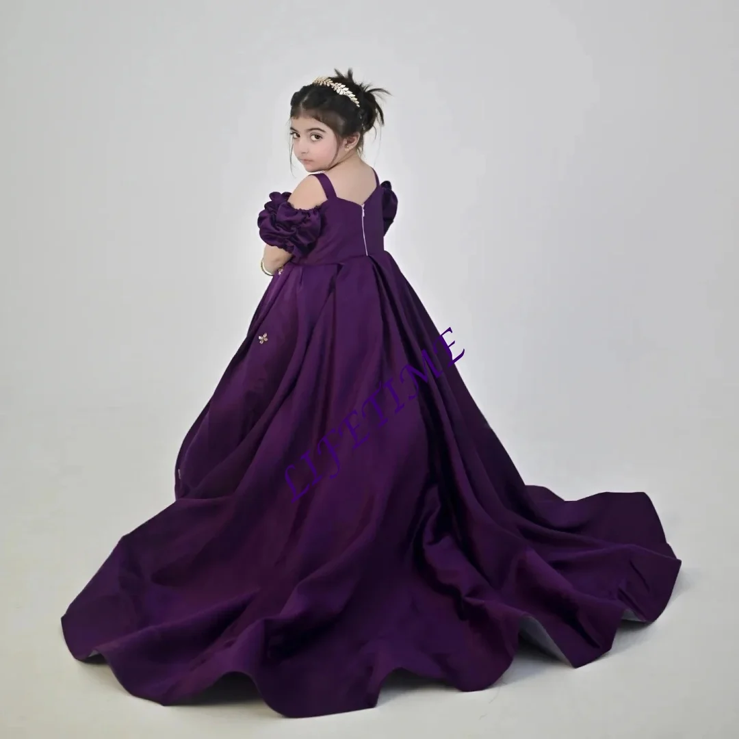 Maßgeschneidertes, maßgeschneidertes lila Blumenmädchenkleid für die Hochzeit, schulterfreies Satin, Kristall, bodenlang, elegante Prinzessin, erste Kommunion