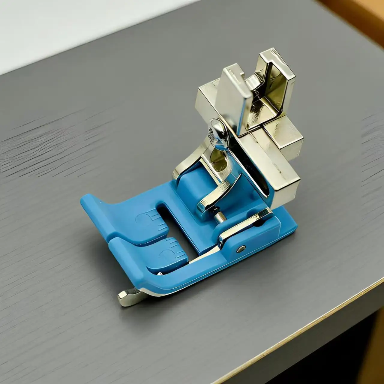 New Model Computerized Flatbed Sewing Machine Sp-18 Kt-18 Plastic Adjustable Presser Foot with Knife, Oxford Left and Right Hemming Presser Foot for Topstitching