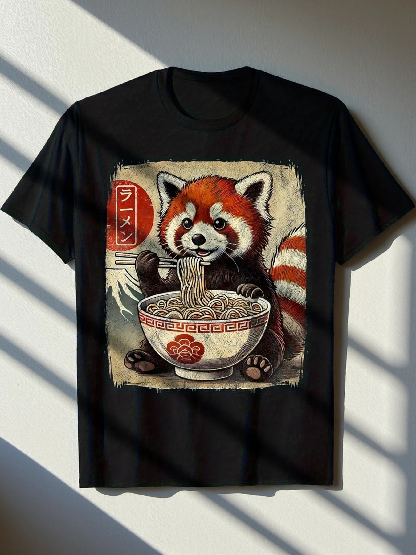 Men'S Funny Red Panda Eating Ramen Japanese Kawaii Anime Design T-Shirt - Black Casual Short Sleeve Crew Neck, Suitable for Outdoor Activities And Daily Wear