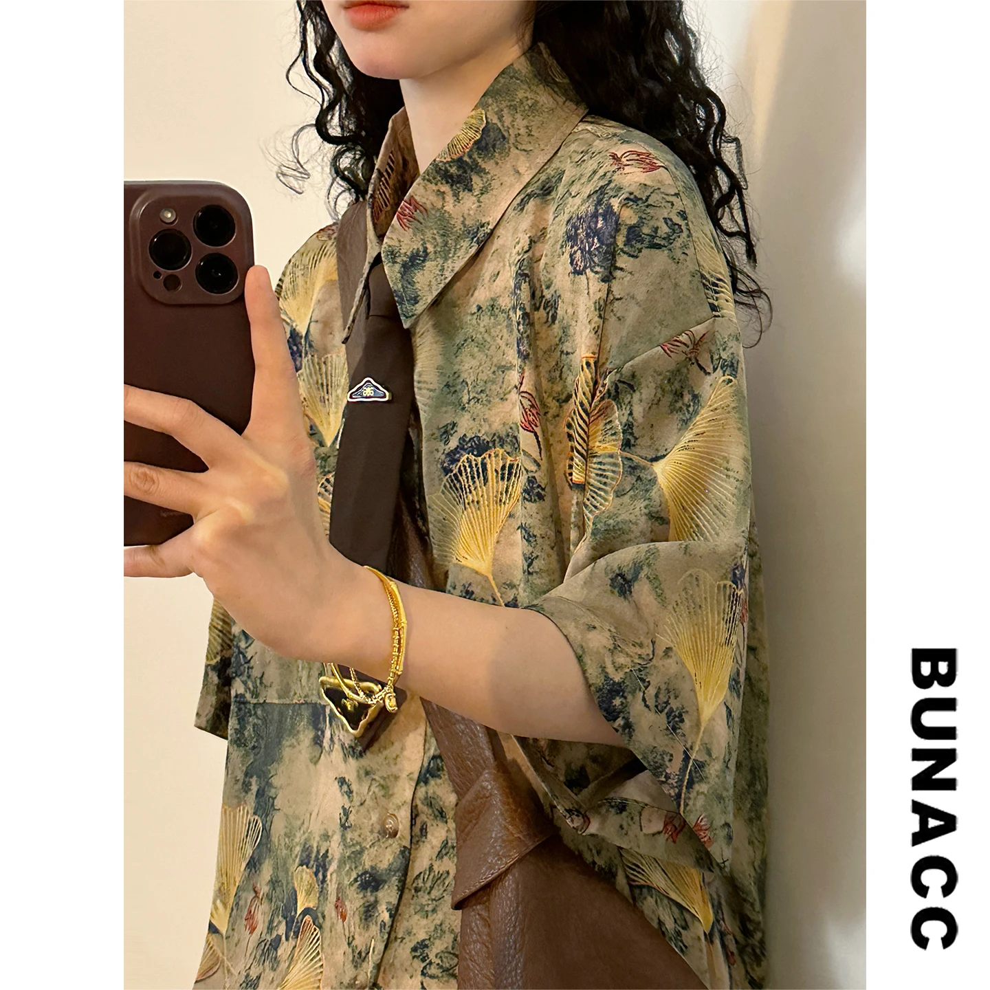 

Summer American Retro Hong Kong Sle Printed ort Sve Loose ex Faionable irt Street Sle Collar Casual Top