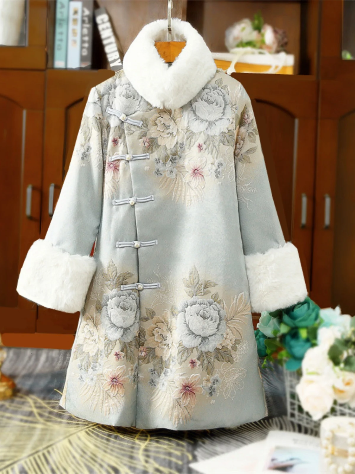 

2025 Winter New Retro Thiened Cotton Patchwork Women's Coat Embroidered Improved Jaet Floral Cotton Padded Oute...