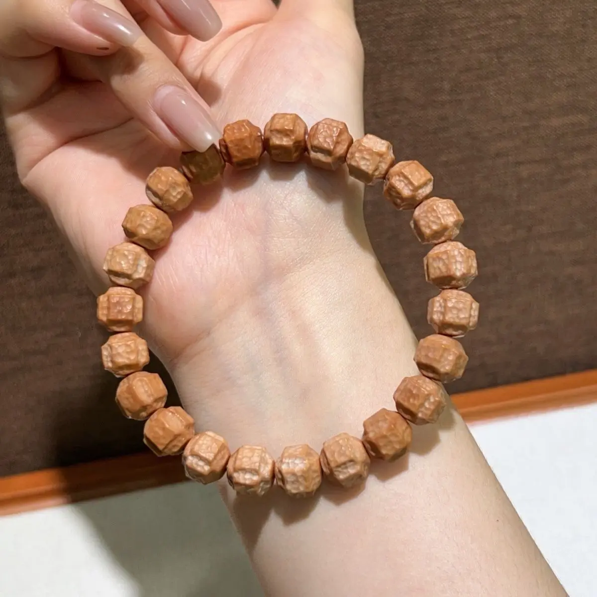 

Гериция erinaceus Wild Шестипраздничный нефазный браслет Резьба по сыру Один круг Основной цвет Ореховые бусины Будды Ручная веревка